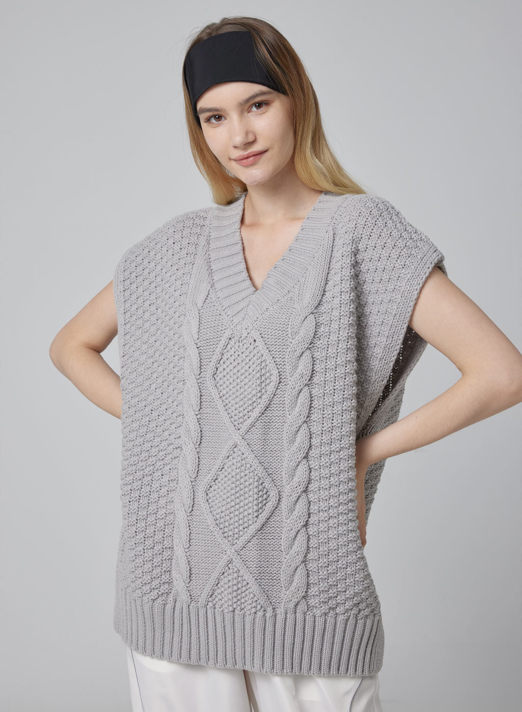 Formbar V-neck Knit Vest